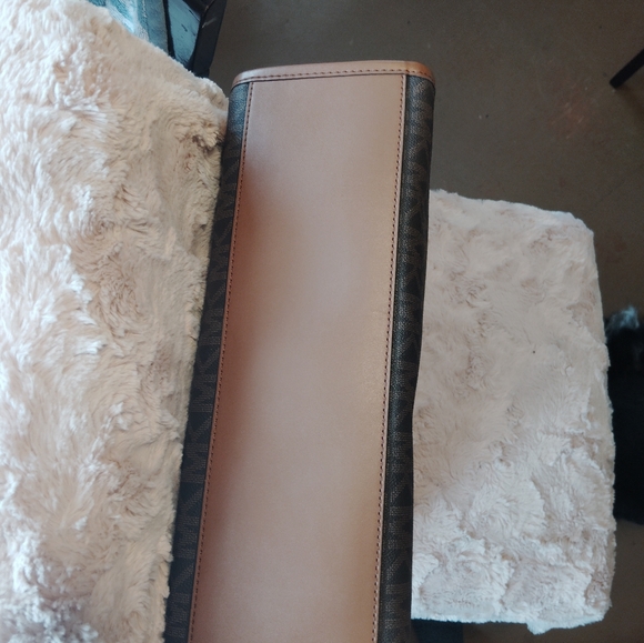 FLAWLESS!! Michael Kors, Large Maple Logo Signature Logo Crossbody/Tote - Picture 8 of 12